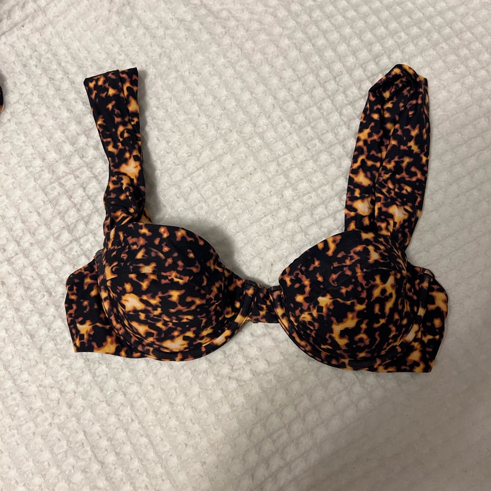 WEWOREWHAT BIKINI TOP 🤎🖤